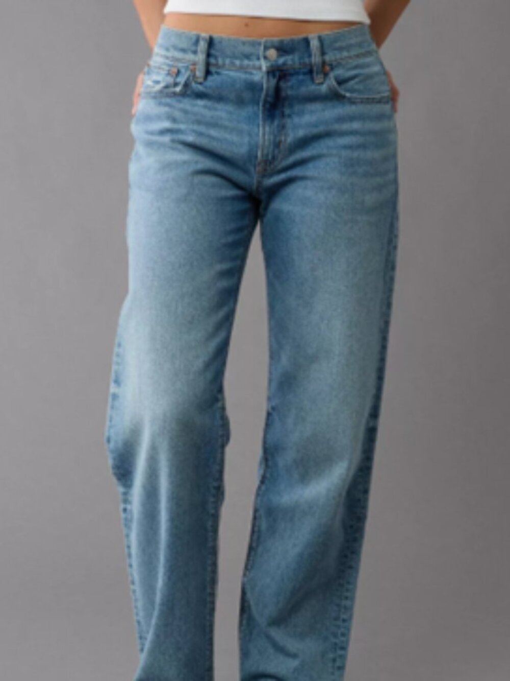 American Eagle Strigid Low-Rise Ex-Boyfriend Jeans. Size 2 Regular